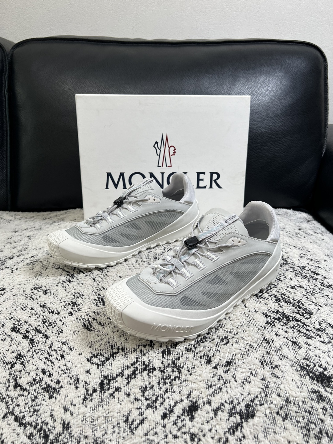 MONCLER  高品质  顶级工艺品   蒙口 新品专柜新款，原厂配置意大利进口牛皮搭配面料，高品质复杂拼接工艺，进口