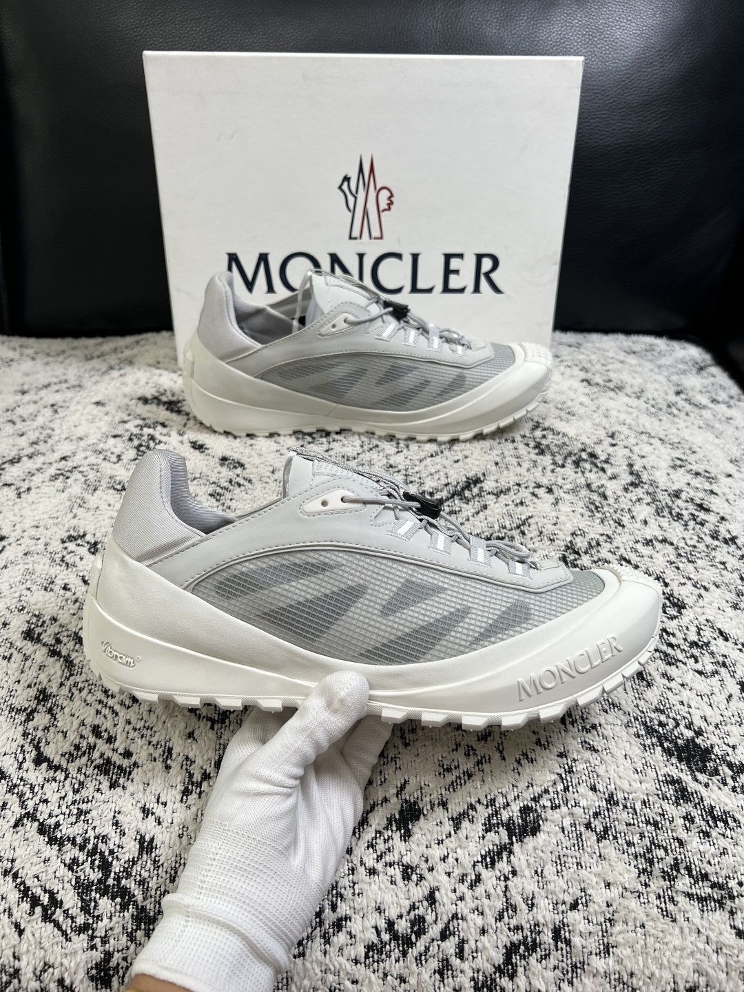 MONCLER  高品质  顶级工艺品   蒙口 新品专柜新款，原厂配置意大利进口牛皮搭配面料，高品质复杂拼接工艺，进口