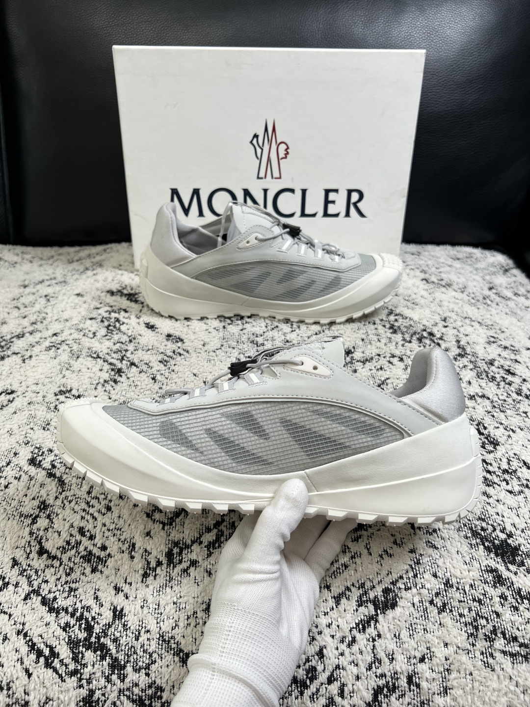 MONCLER  高品质  顶级工艺品   蒙口 新品专柜新款，原厂配置意大利进口牛皮搭配面料，高品质复杂拼接工艺，进口