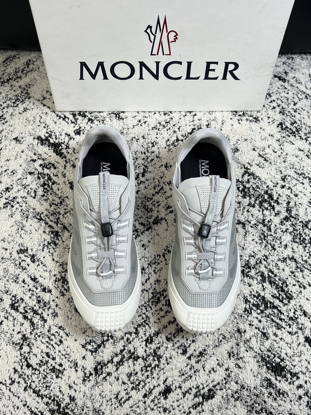 MONCLER  高品质  顶级工艺品   蒙口 新品专柜新款，原厂配置意大利进口牛皮搭配面料，高品质复杂拼接工艺，进口
