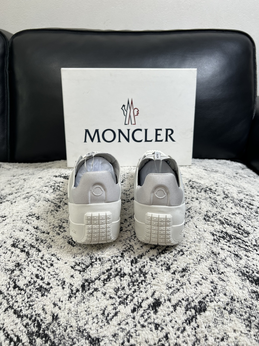 MONCLER  高品质  顶级工艺品   蒙口 新品专柜新款，原厂配置意大利进口牛皮搭配面料，高品质复杂拼接工艺，进口