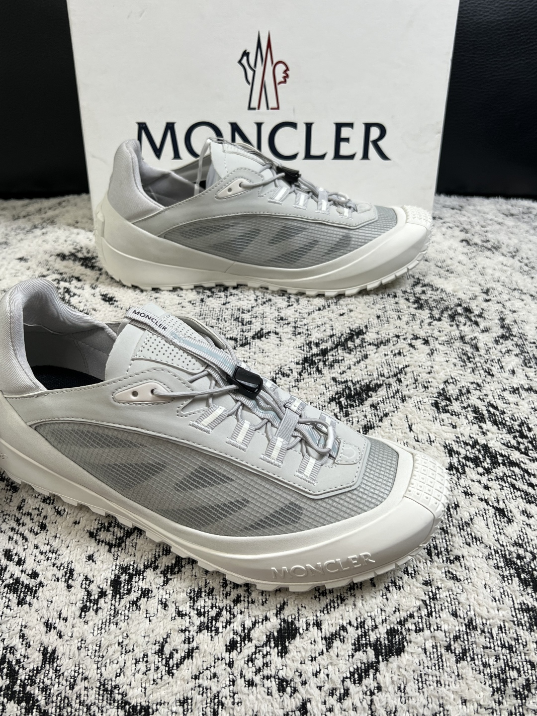 MONCLER  高品质  顶级工艺品   蒙口 新品专柜新款，原厂配置意大利进口牛皮搭配面料，高品质复杂拼接工艺，进口
