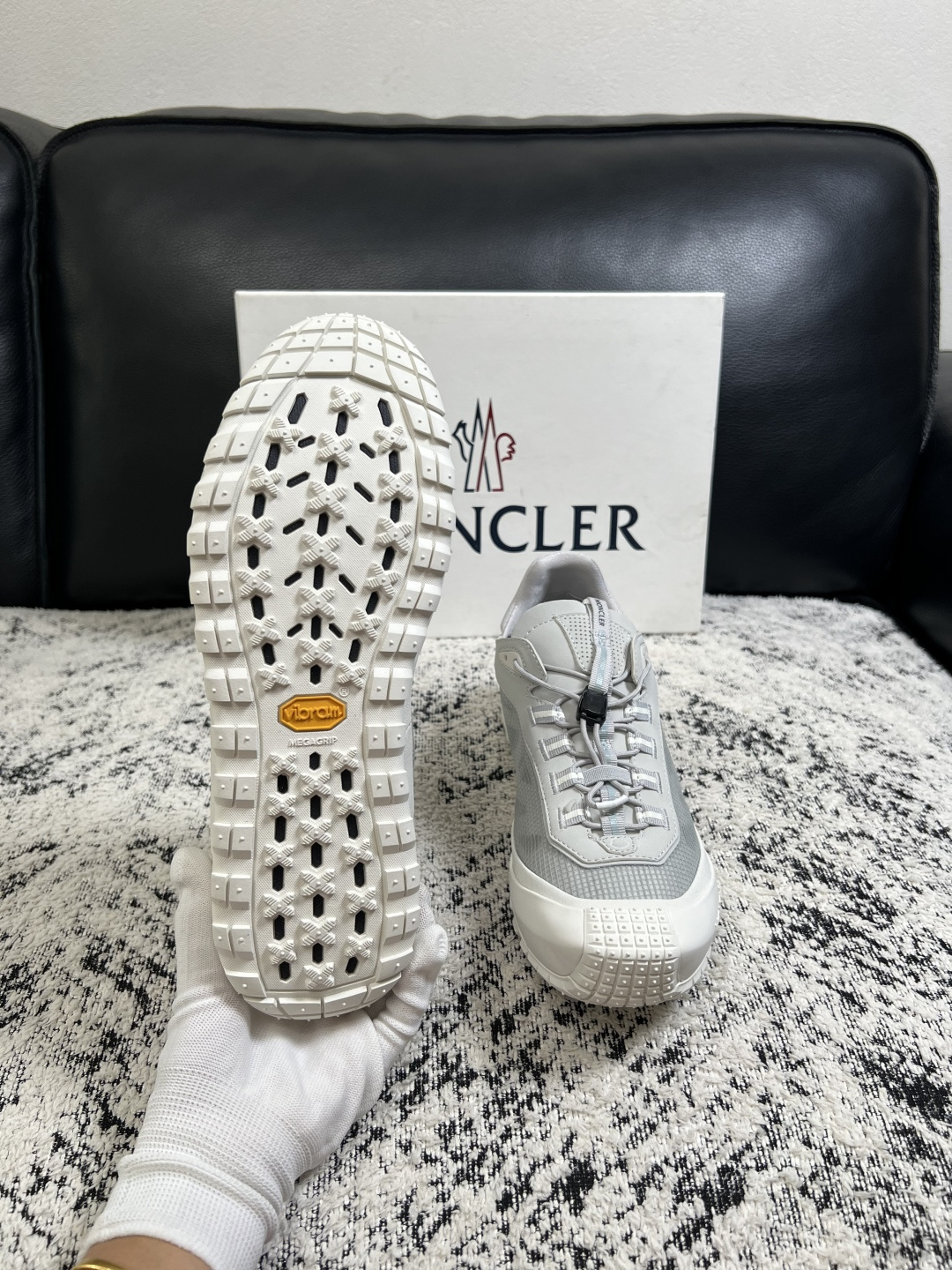 MONCLER  高品质  顶级工艺品   蒙口 新品专柜新款，原厂配置意大利进口牛皮搭配面料，高品质复杂拼接工艺，进口