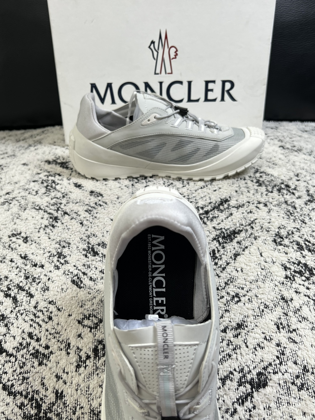 MONCLER  高品质  顶级工艺品   蒙口 新品专柜新款，原厂配置意大利进口牛皮搭配面料，高品质复杂拼接工艺，进口