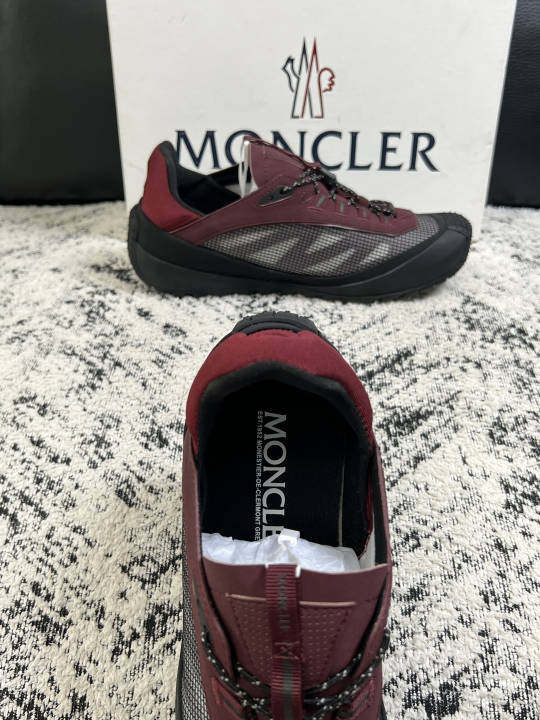 MONCLER  高品质  顶级工艺品   蒙口 新品专柜新款，原厂配置意大利进口牛皮搭配面料，高品质复杂拼接工艺，进口