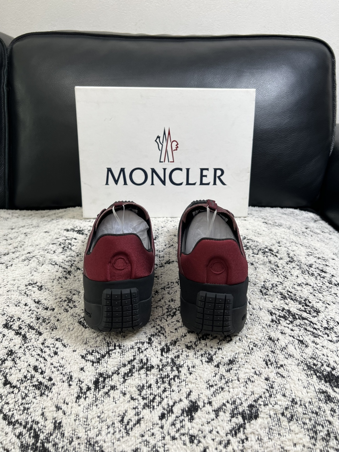 MONCLER  高品质  顶级工艺品   蒙口 新品专柜新款，原厂配置意大利进口牛皮搭配面料，高品质复杂拼接工艺，进口