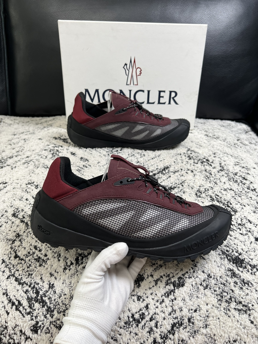 MONCLER  高品质  顶级工艺品   蒙口 新品专柜新款，原厂配置意大利进口牛皮搭配面料，高品质复杂拼接工艺，进口