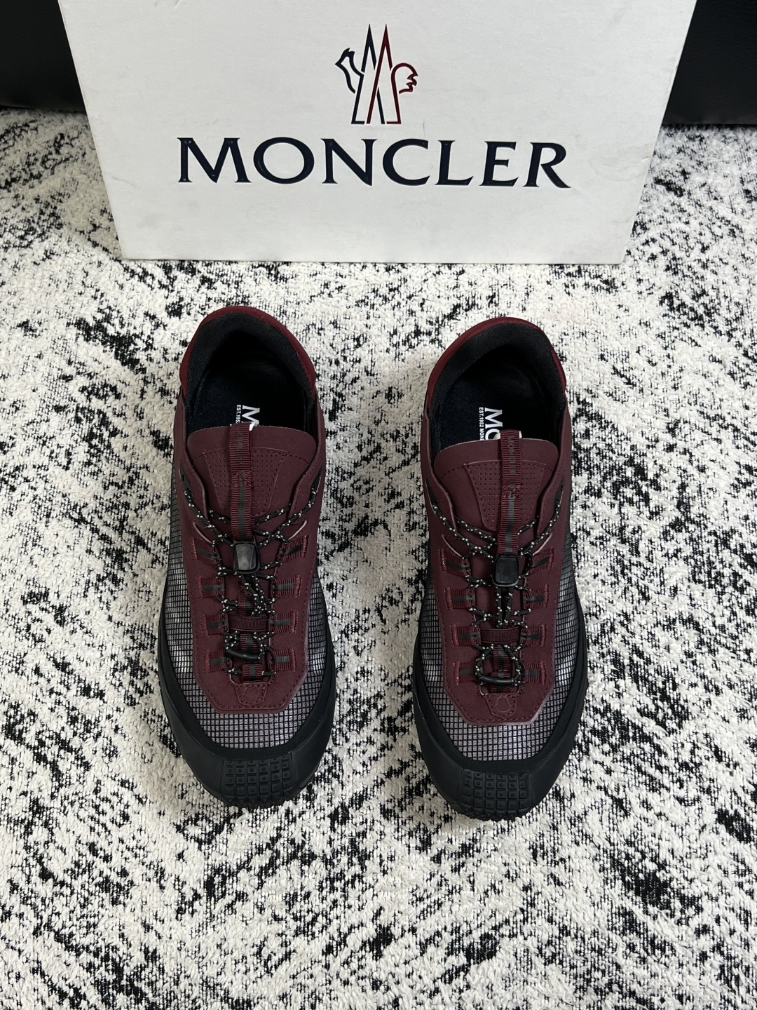MONCLER  高品质  顶级工艺品   蒙口 新品专柜新款，原厂配置意大利进口牛皮搭配面料，高品质复杂拼接工艺，进口