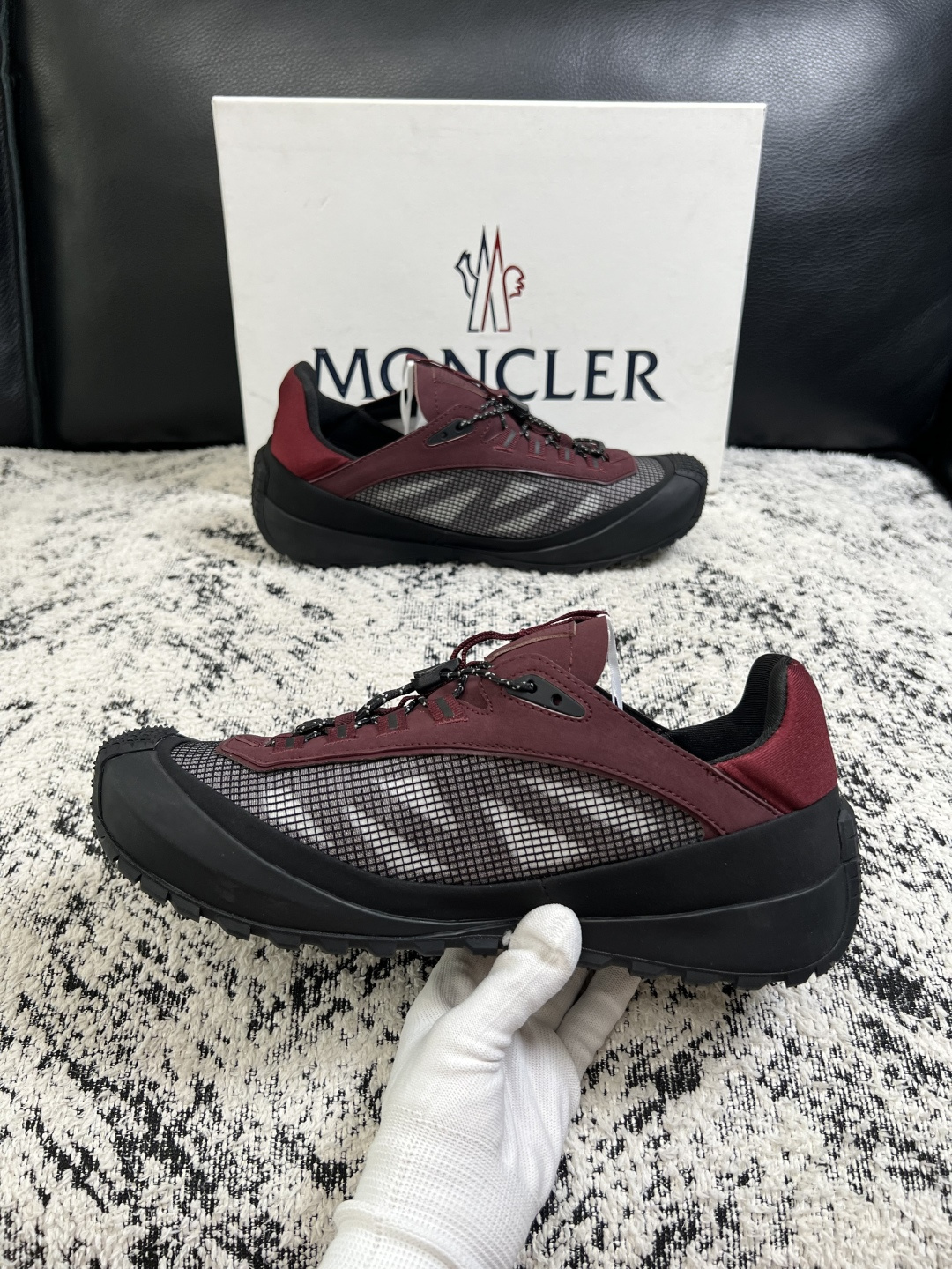 MONCLER  高品质  顶级工艺品   蒙口 新品专柜新款，原厂配置意大利进口牛皮搭配面料，高品质复杂拼接工艺，进口