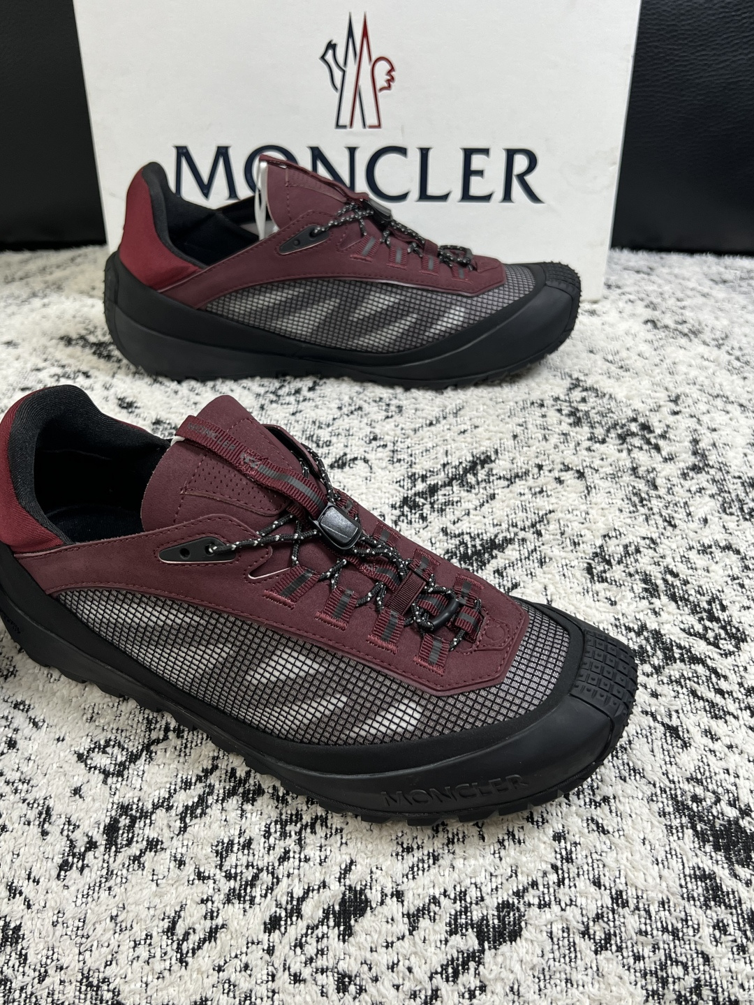 MONCLER  高品质  顶级工艺品   蒙口 新品专柜新款，原厂配置意大利进口牛皮搭配面料，高品质复杂拼接工艺，进口