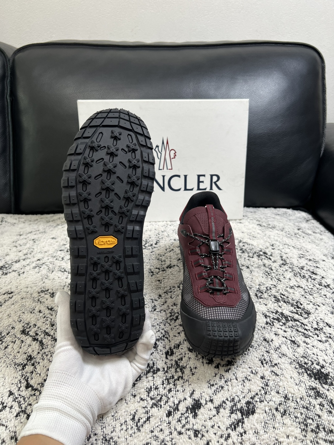 MONCLER  高品质  顶级工艺品   蒙口 新品专柜新款，原厂配置意大利进口牛皮搭配面料，高品质复杂拼接工艺，进口
