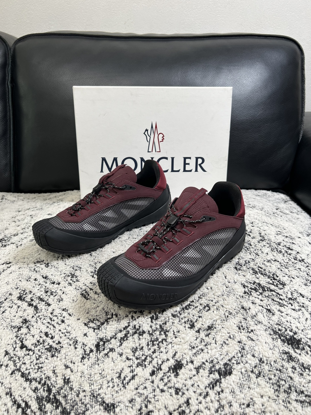 MONCLER  高品质  顶级工艺品   蒙口 新品专柜新款，原厂配置意大利进口牛皮搭配面料，高品质复杂拼接工艺，进口