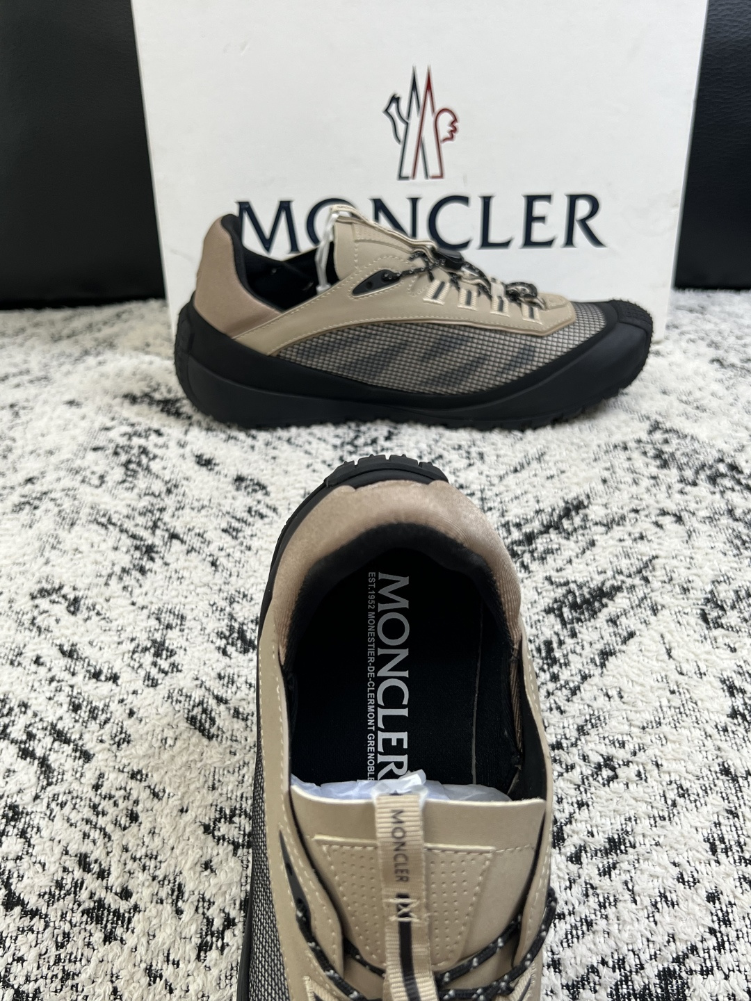 MONCLER  高品质  顶级工艺品   蒙口 新品专柜新款，原厂配置意大利进口牛皮搭配面料，高品质复杂拼接工艺，进口