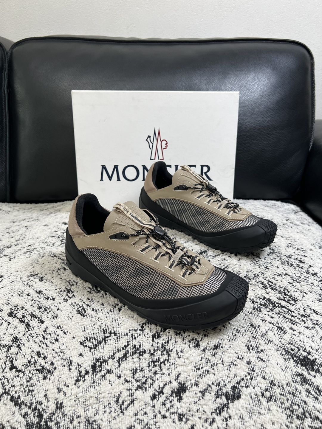 NO:955393,MONCLER high-quality top handicraft mouthpiece, new product counter, original factory configuration with Italian imported cowhide leather and fabric, high-quality complex splicing process, imported water-dyed cowhide inner padding, breathable and comfortable, original soles specially provided by the factory, super comfortable, original factory order, code number 39-44 (customized 38 45), Moncler, cowhide19860909MONCLER 高品质 顶级工艺品蒙口 新品专柜新款,原厂配置意大利进口牛皮搭配面料,高品质复杂拼接工艺,进口水染牛皮内里垫透气舒适 鞋底原厂特供原版底超级舒适,原厂跟单,码数 39-44（订做 38 45）,,Moncler,cowhide,Men's shoes