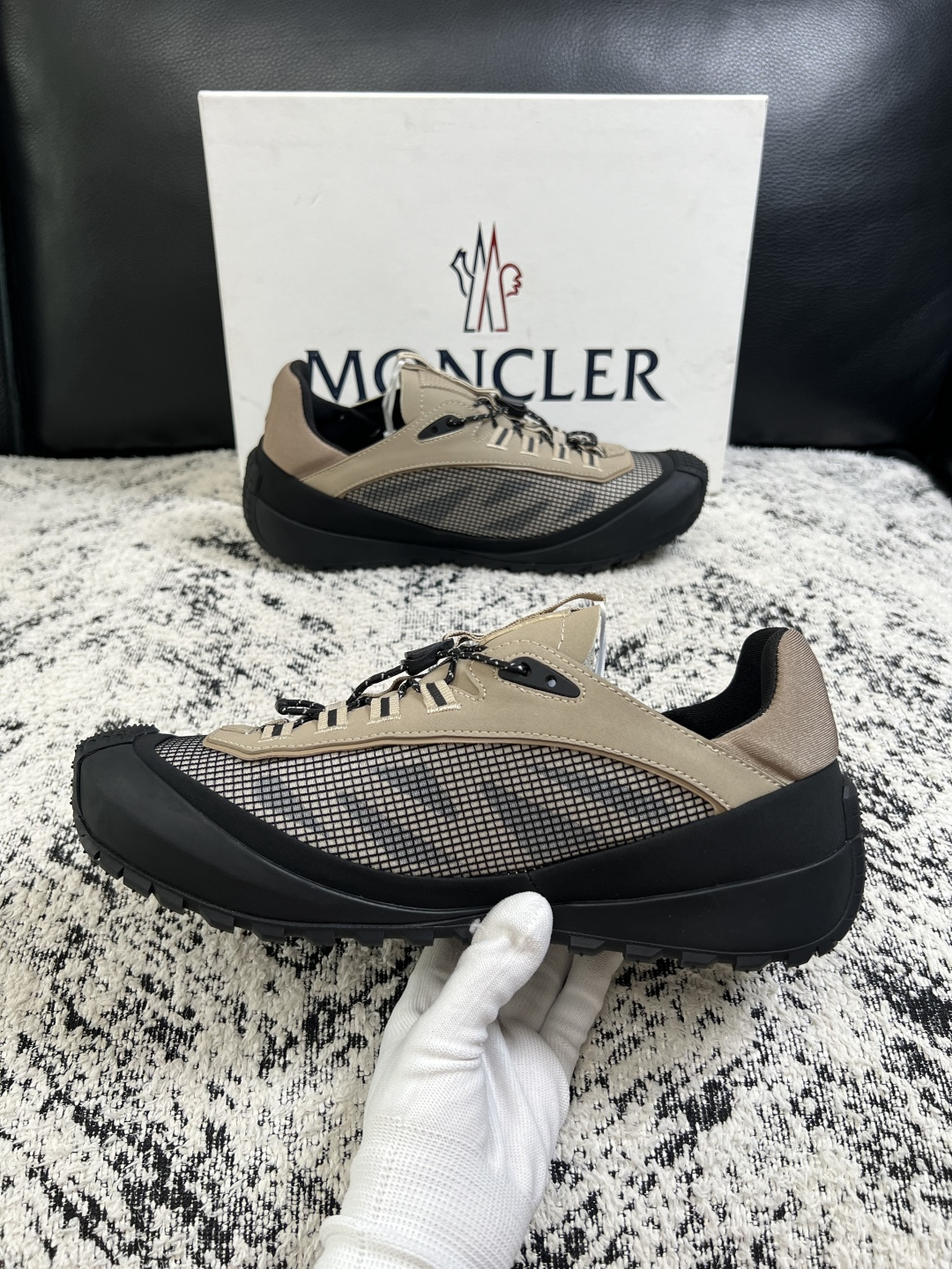 MONCLER  高品质  顶级工艺品   蒙口 新品专柜新款，原厂配置意大利进口牛皮搭配面料，高品质复杂拼接工艺，进口
