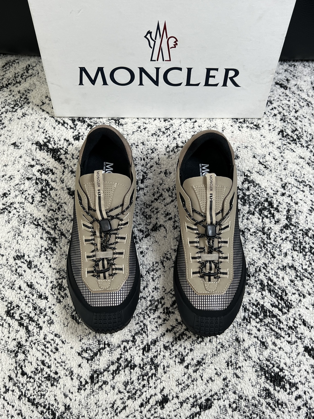 MONCLER  高品质  顶级工艺品   蒙口 新品专柜新款，原厂配置意大利进口牛皮搭配面料，高品质复杂拼接工艺，进口