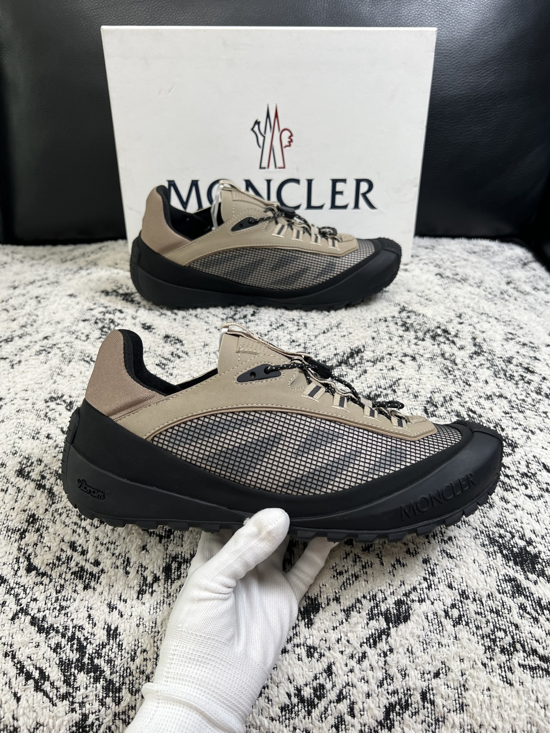 MONCLER  高品质  顶级工艺品   蒙口 新品专柜新款，原厂配置意大利进口牛皮搭配面料，高品质复杂拼接工艺，进口