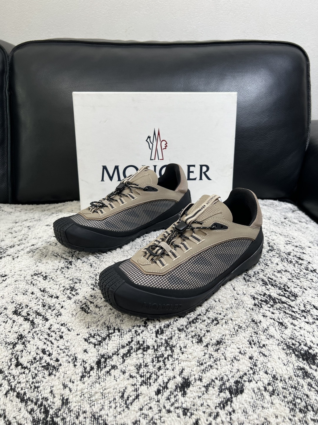 MONCLER  高品质  顶级工艺品   蒙口 新品专柜新款，原厂配置意大利进口牛皮搭配面料，高品质复杂拼接工艺，进口