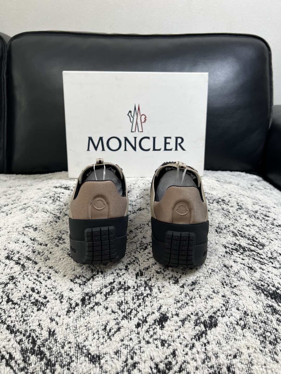 MONCLER  高品质  顶级工艺品   蒙口 新品专柜新款，原厂配置意大利进口牛皮搭配面料，高品质复杂拼接工艺，进口