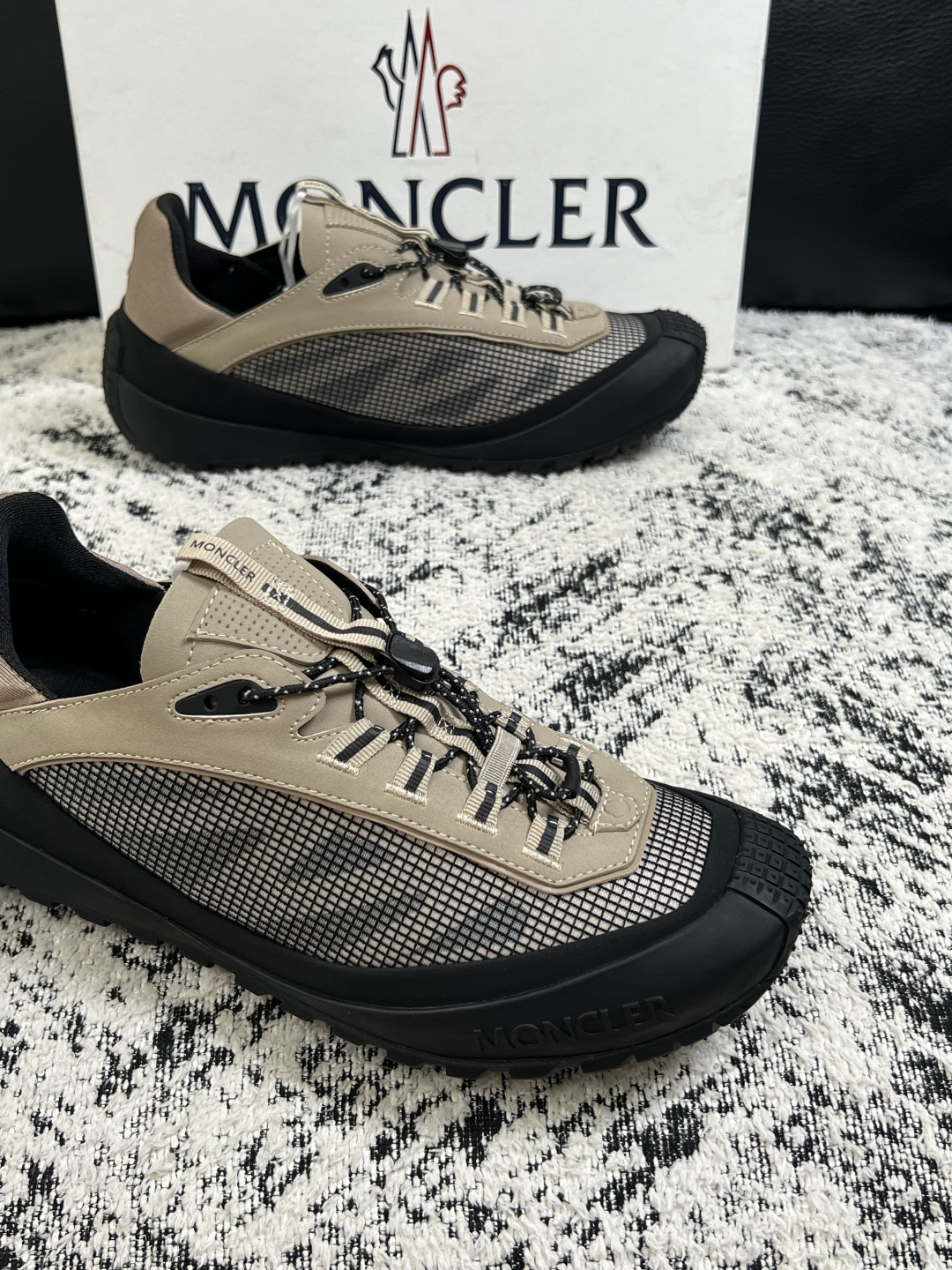 MONCLER  高品质  顶级工艺品   蒙口 新品专柜新款，原厂配置意大利进口牛皮搭配面料，高品质复杂拼接工艺，进口
