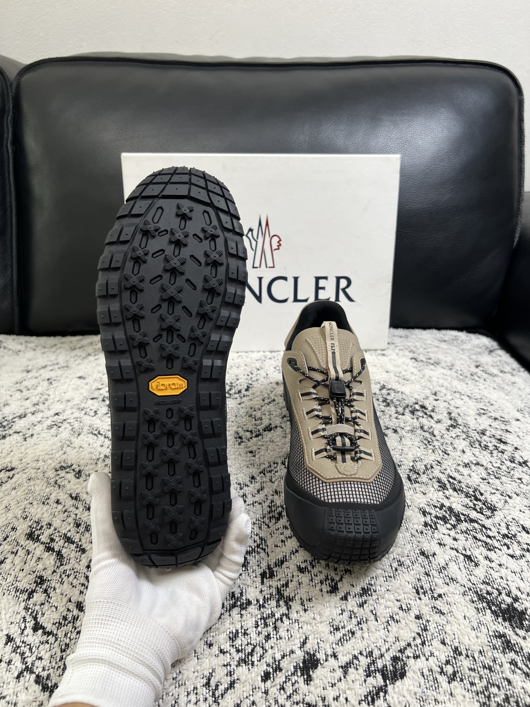 MONCLER  高品质  顶级工艺品   蒙口 新品专柜新款，原厂配置意大利进口牛皮搭配面料，高品质复杂拼接工艺，进口