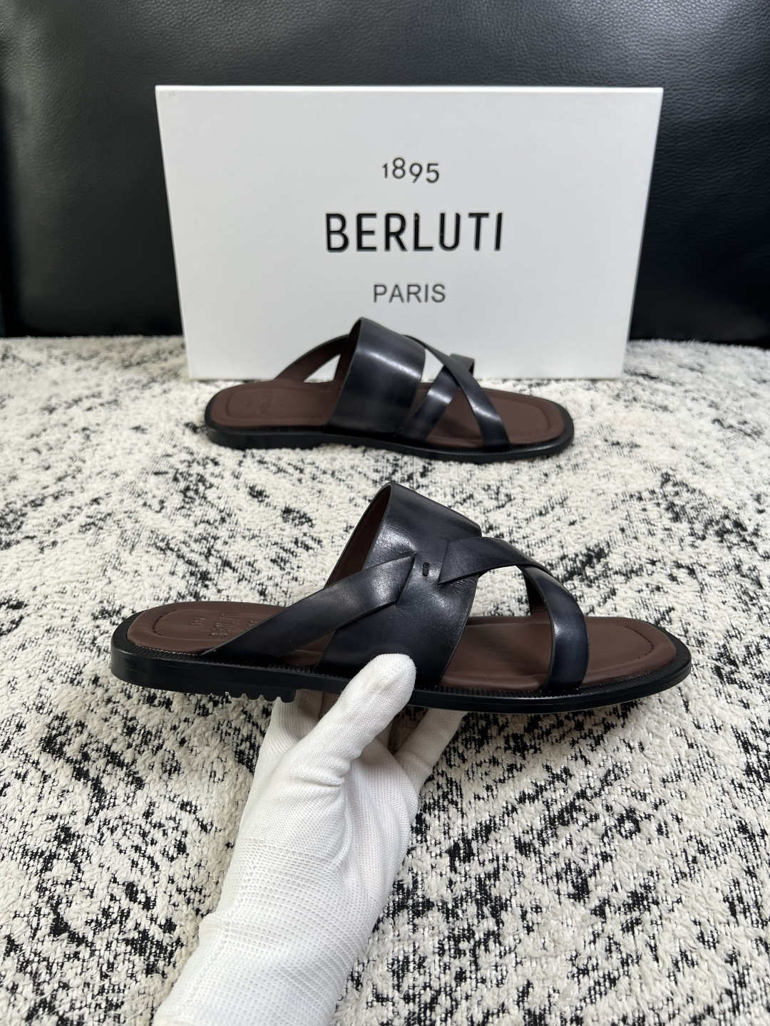 Berluti  高品质  顶级工艺品  布鲁提  拖鞋专柜同步发售原厂配置，意大利进口牛皮面料，全进口水染牛皮里垫，鞋