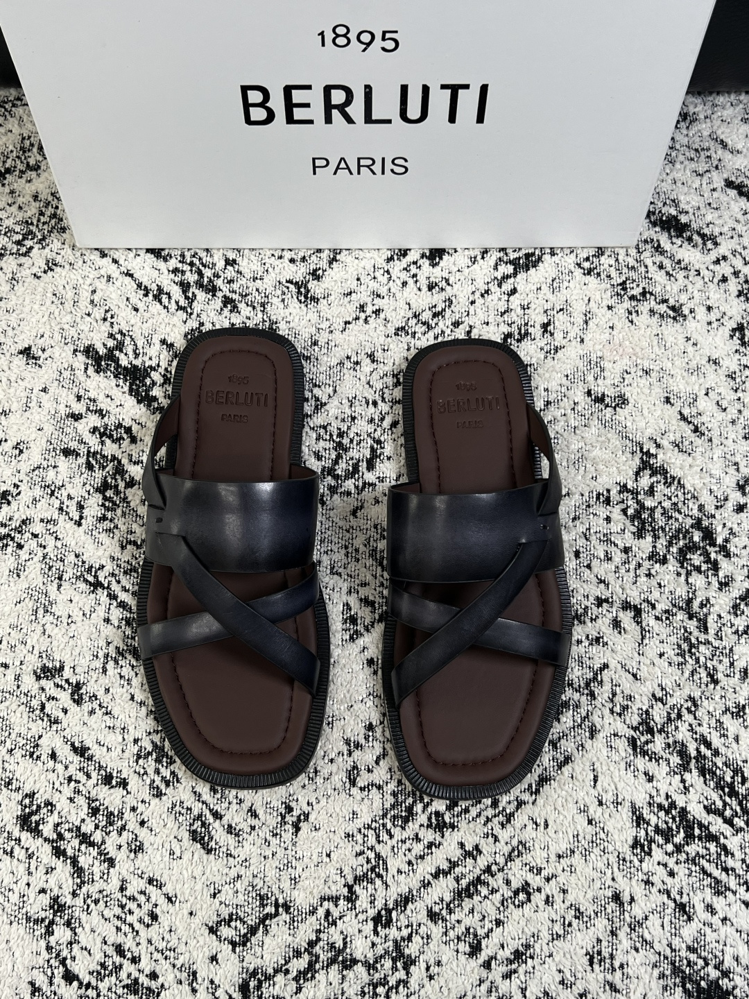 Berluti  高品质  顶级工艺品  布鲁提  拖鞋专柜同步发售原厂配置，意大利进口牛皮面料，全进口水染牛皮里垫，鞋