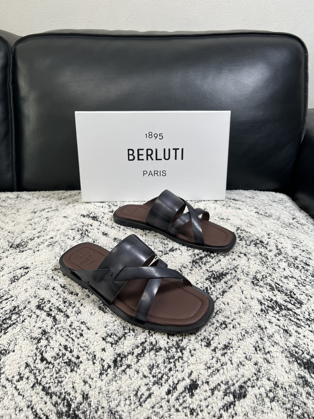 Berluti 高品质 顶级工艺品 布鲁提 拖鞋专柜同步发售原厂配置,意大利进口牛皮面料,全进口水染牛皮里垫,鞋 Berluti 高品质 顶级工艺品 布鲁提 拖鞋专柜同步发售原厂配置,意大利进口牛皮面料,全进口水染牛皮里垫,鞋