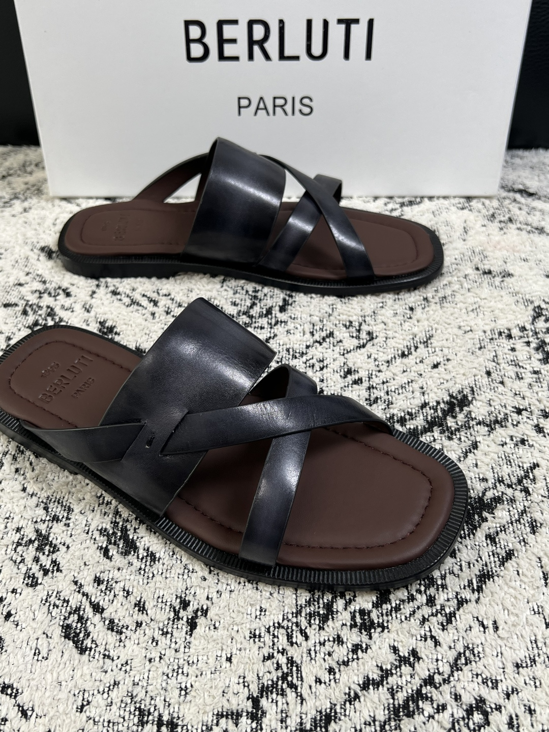 Berluti  高品质  顶级工艺品  布鲁提  拖鞋专柜同步发售原厂配置，意大利进口牛皮面料，全进口水染牛皮里垫，鞋