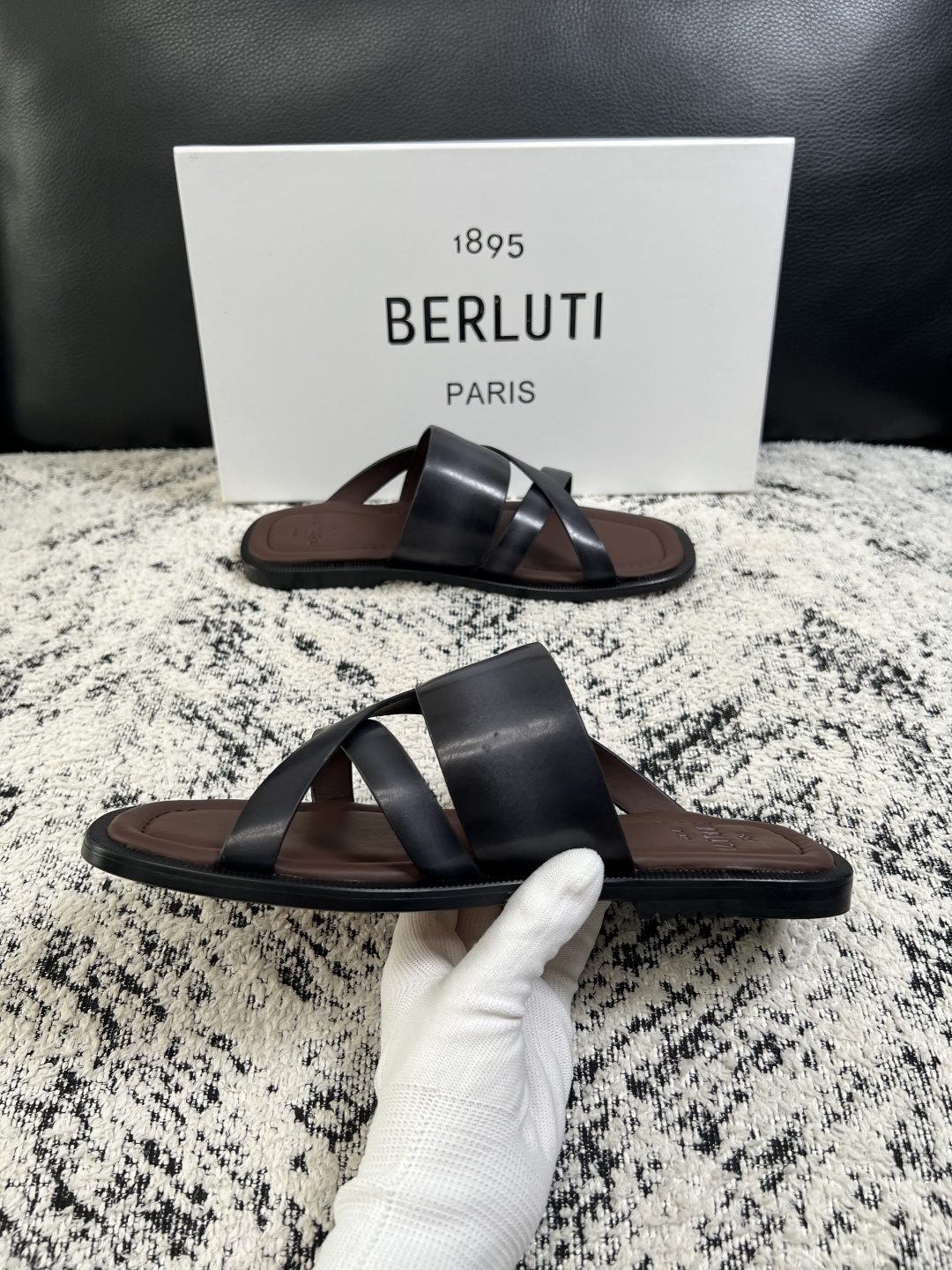 Berluti  高品质  顶级工艺品  布鲁提  拖鞋专柜同步发售原厂配置，意大利进口牛皮面料，全进口水染牛皮里垫，鞋