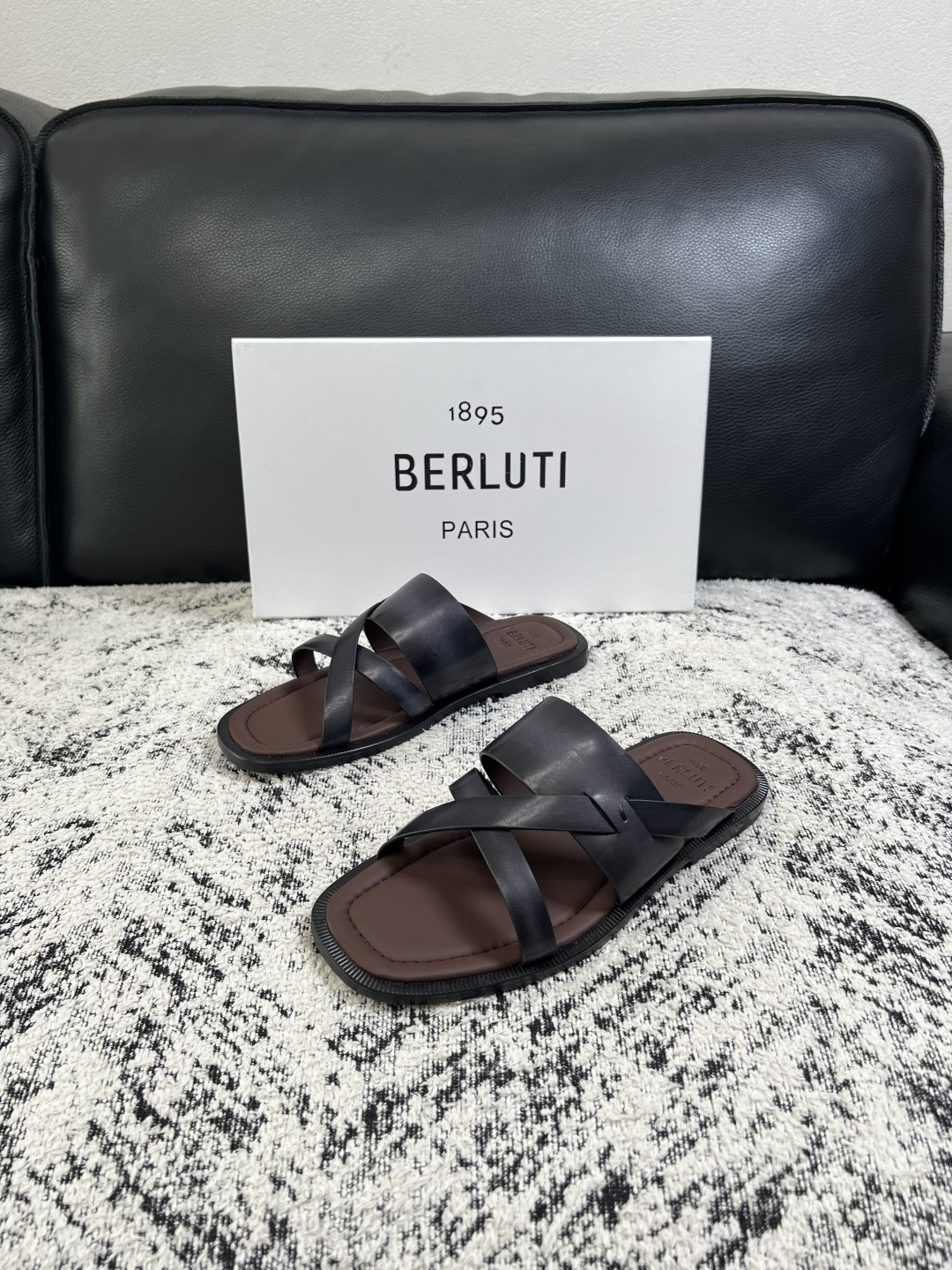 Berluti  高品质  顶级工艺品  布鲁提  拖鞋专柜同步发售原厂配置，意大利进口牛皮面料，全进口水染牛皮里垫，鞋