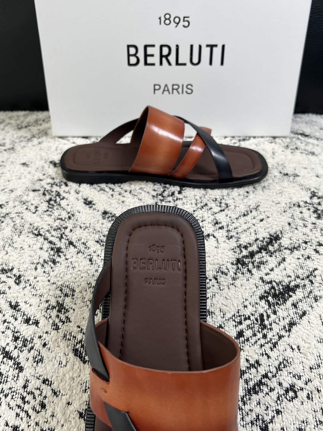Berluti  高品质  顶级工艺品  布鲁提  拖鞋专柜同步发售原厂配置，意大利进口牛皮面料，全进口水染牛皮里垫，鞋