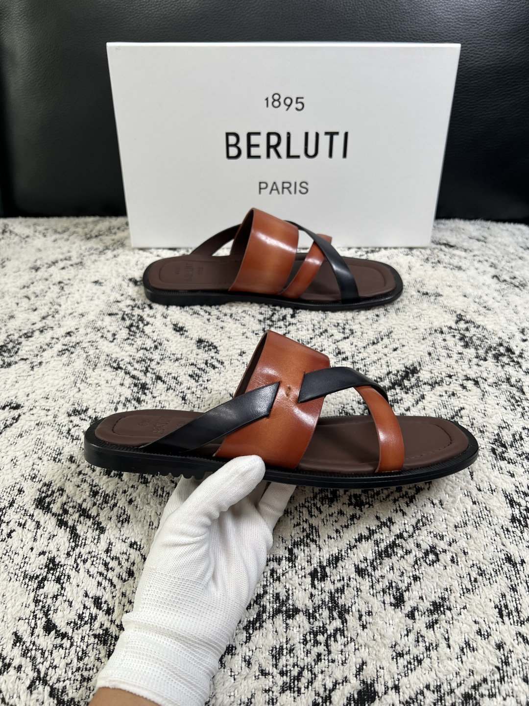 Berluti  高品质  顶级工艺品  布鲁提  拖鞋专柜同步发售原厂配置，意大利进口牛皮面料，全进口水染牛皮里垫，鞋