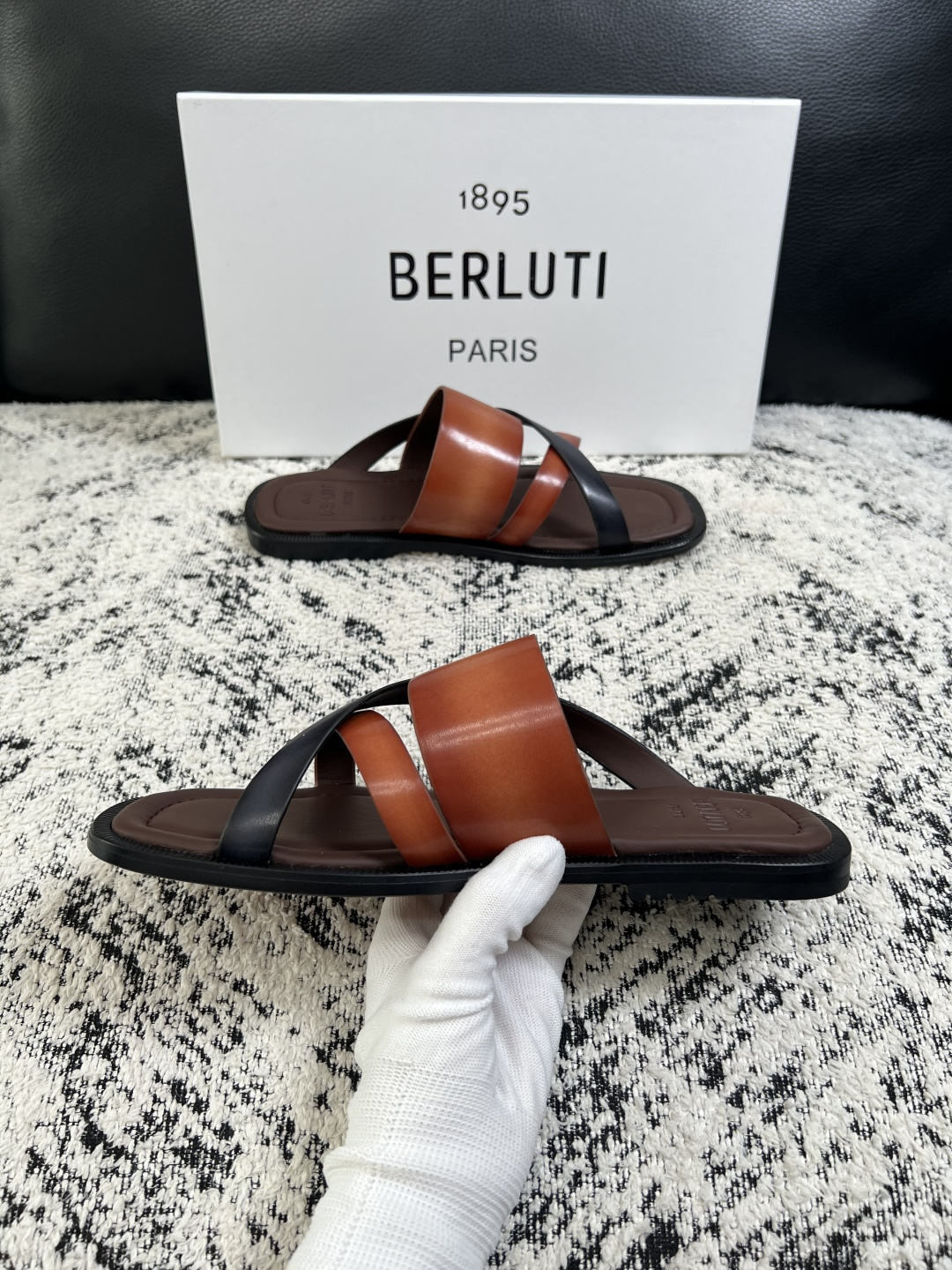 Berluti  高品质  顶级工艺品  布鲁提  拖鞋专柜同步发售原厂配置，意大利进口牛皮面料，全进口水染牛皮里垫，鞋