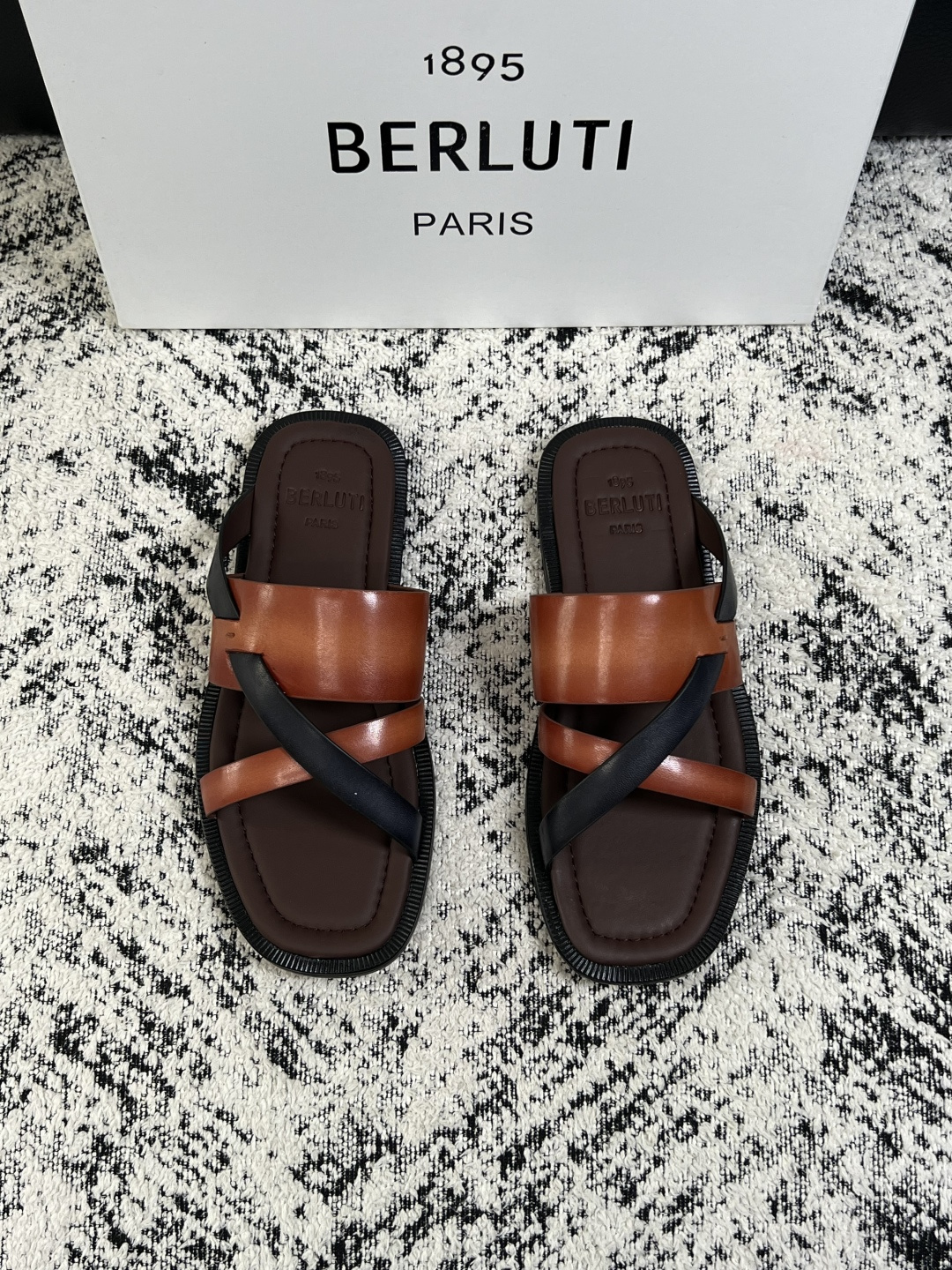 Berluti  高品质  顶级工艺品  布鲁提  拖鞋专柜同步发售原厂配置，意大利进口牛皮面料，全进口水染牛皮里垫，鞋
