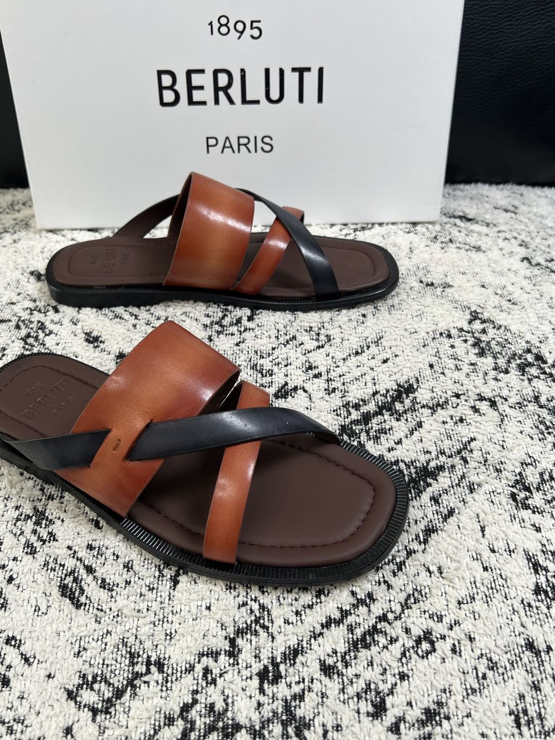 Berluti  高品质  顶级工艺品  布鲁提  拖鞋专柜同步发售原厂配置，意大利进口牛皮面料，全进口水染牛皮里垫，鞋