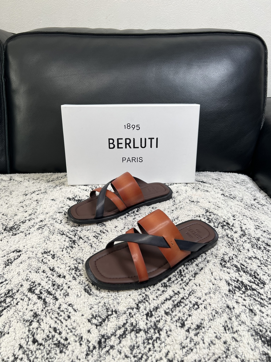 Berluti  高品质  顶级工艺品  布鲁提  拖鞋专柜同步发售原厂配置，意大利进口牛皮面料，全进口水染牛皮里垫，鞋