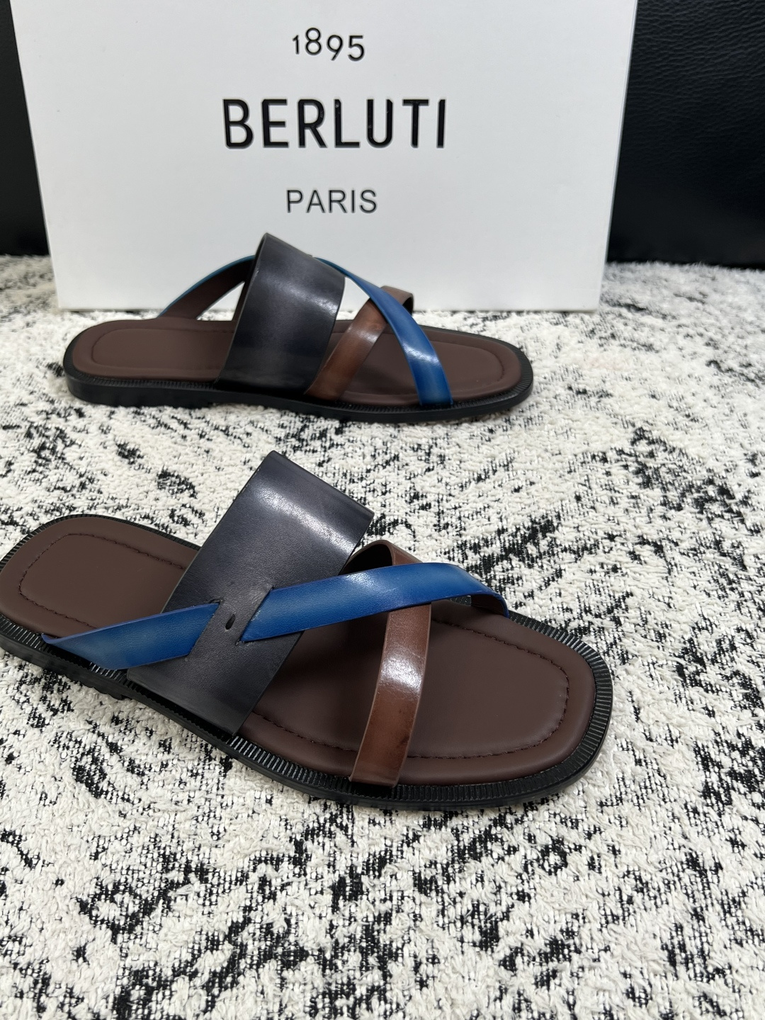 Berluti  高品质  顶级工艺品  布鲁提  拖鞋专柜同步发售原厂配置，意大利进口牛皮面料，全进口水染牛皮里垫，鞋