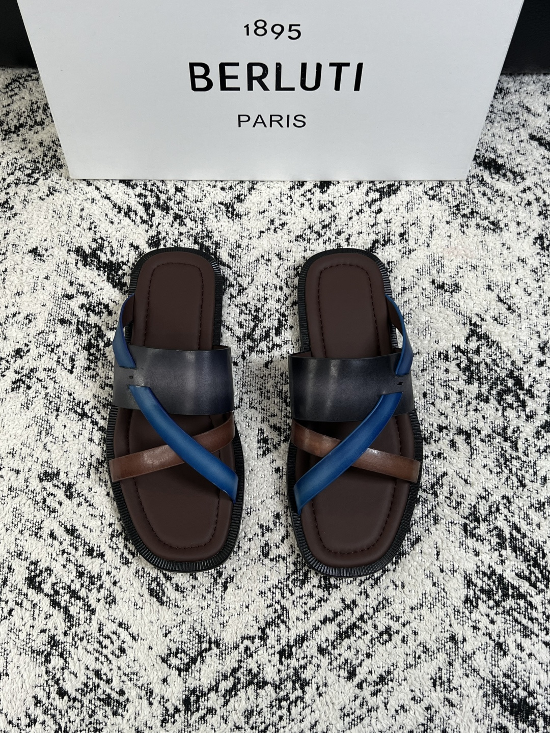Berluti  高品质  顶级工艺品  布鲁提  拖鞋专柜同步发售原厂配置，意大利进口牛皮面料，全进口水染牛皮里垫，鞋