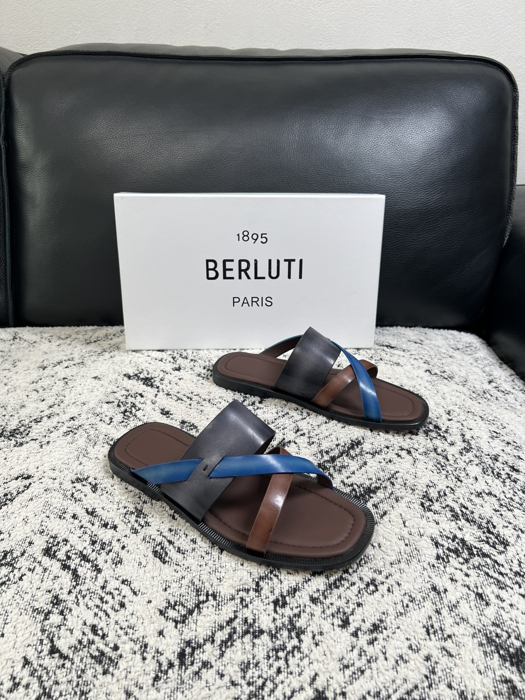 Berluti 高品质 顶级工艺品 布鲁提 拖鞋专柜同步发售原厂配置,意大利进口牛皮面料,全进口水染牛皮里垫,鞋 Berluti 高品质 顶级工艺品 布鲁提 拖鞋专柜同步发售原厂配置,意大利进口牛皮面料,全进口水染牛皮里垫,鞋