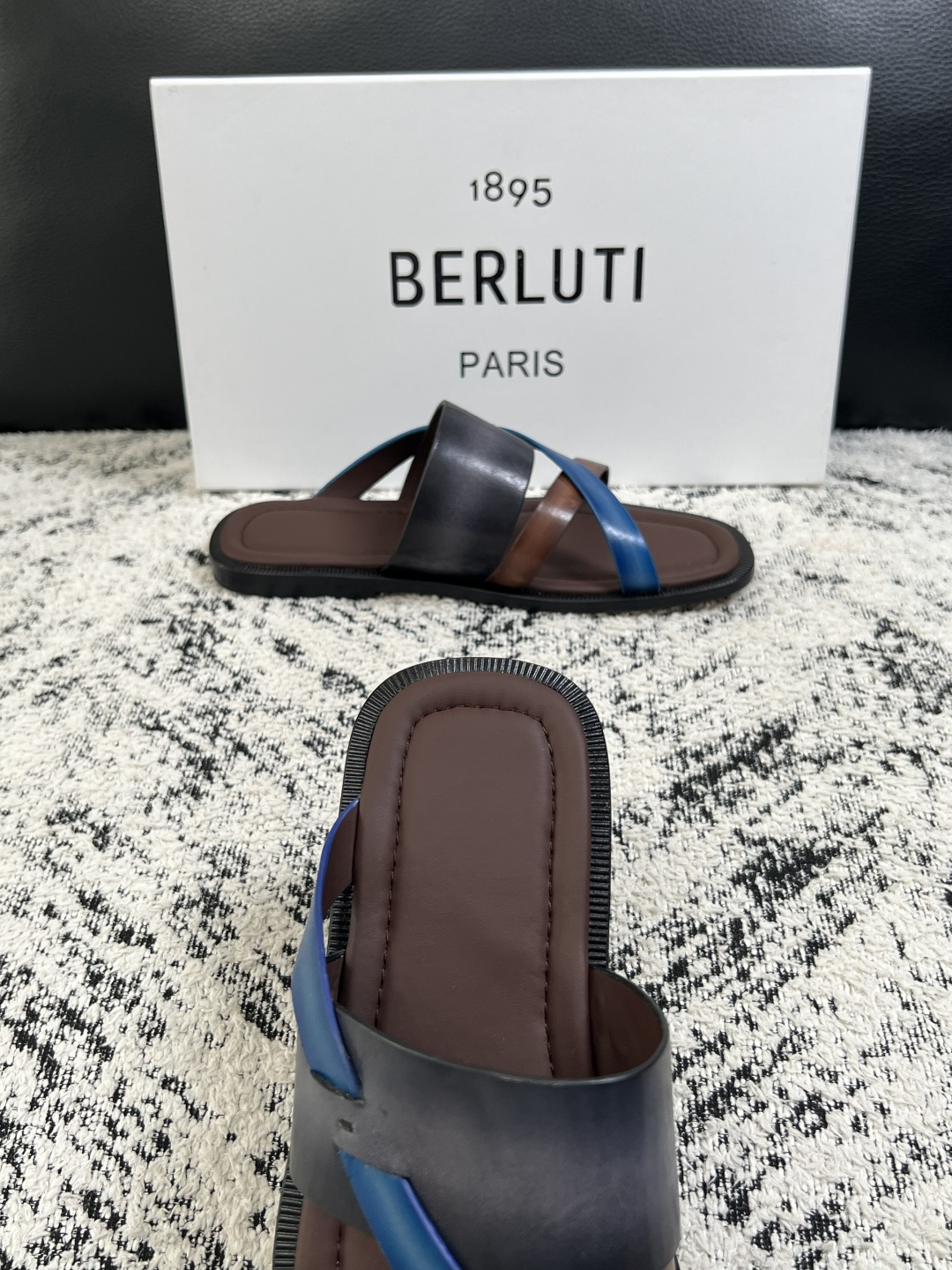 Berluti  高品质  顶级工艺品  布鲁提  拖鞋专柜同步发售原厂配置，意大利进口牛皮面料，全进口水染牛皮里垫，鞋