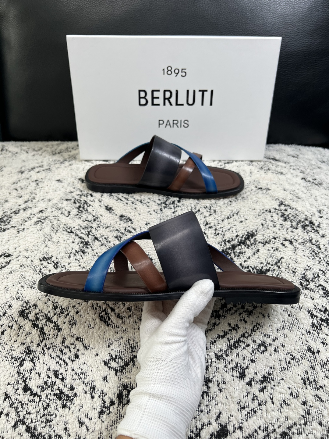 Berluti  高品质  顶级工艺品  布鲁提  拖鞋专柜同步发售原厂配置，意大利进口牛皮面料，全进口水染牛皮里垫，鞋