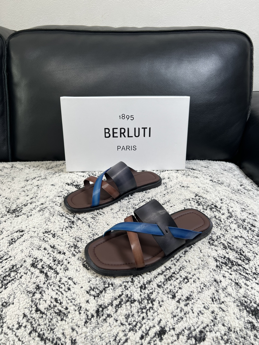 Berluti  高品质  顶级工艺品  布鲁提  拖鞋专柜同步发售原厂配置，意大利进口牛皮面料，全进口水染牛皮里垫，鞋