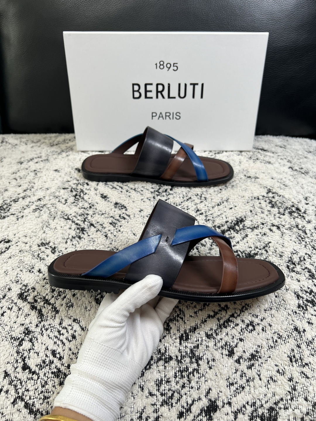 Berluti  高品质  顶级工艺品  布鲁提  拖鞋专柜同步发售原厂配置，意大利进口牛皮面料，全进口水染牛皮里垫，鞋