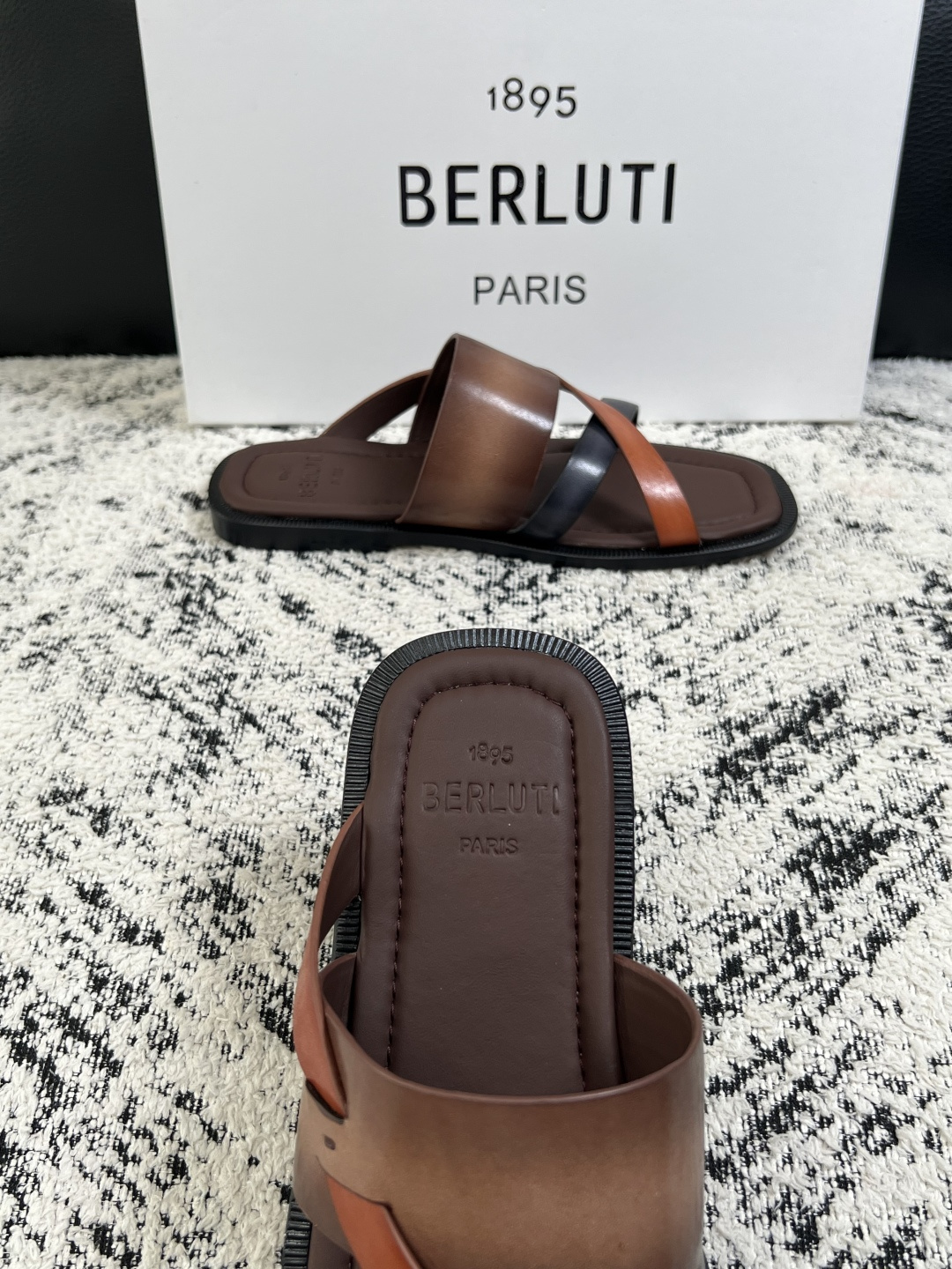 Berluti  高品质  顶级工艺品  布鲁提  拖鞋专柜同步发售原厂配置，意大利进口牛皮面料，全进口水染牛皮里垫，鞋