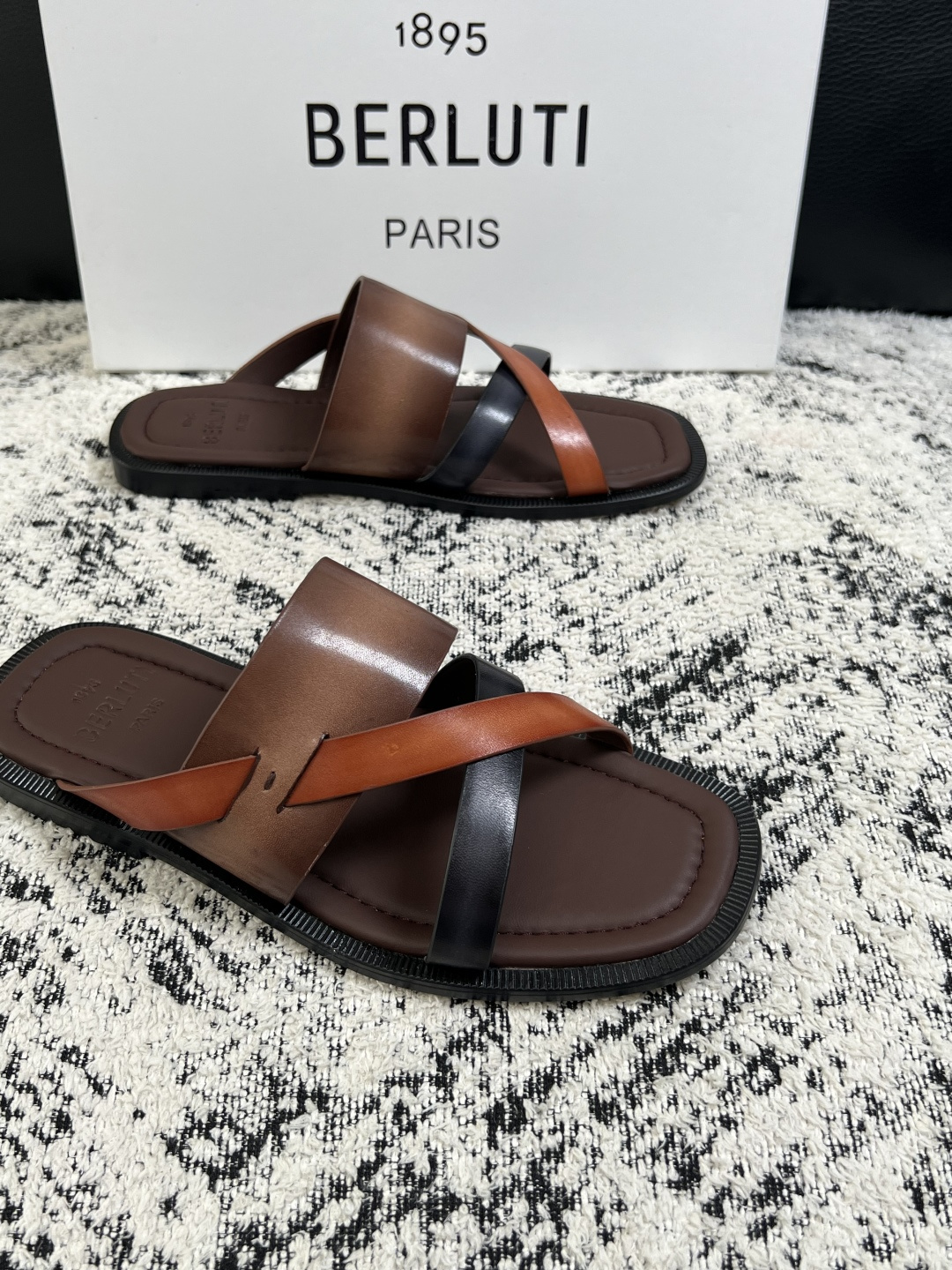 Berluti  高品质  顶级工艺品  布鲁提  拖鞋专柜同步发售原厂配置，意大利进口牛皮面料，全进口水染牛皮里垫，鞋