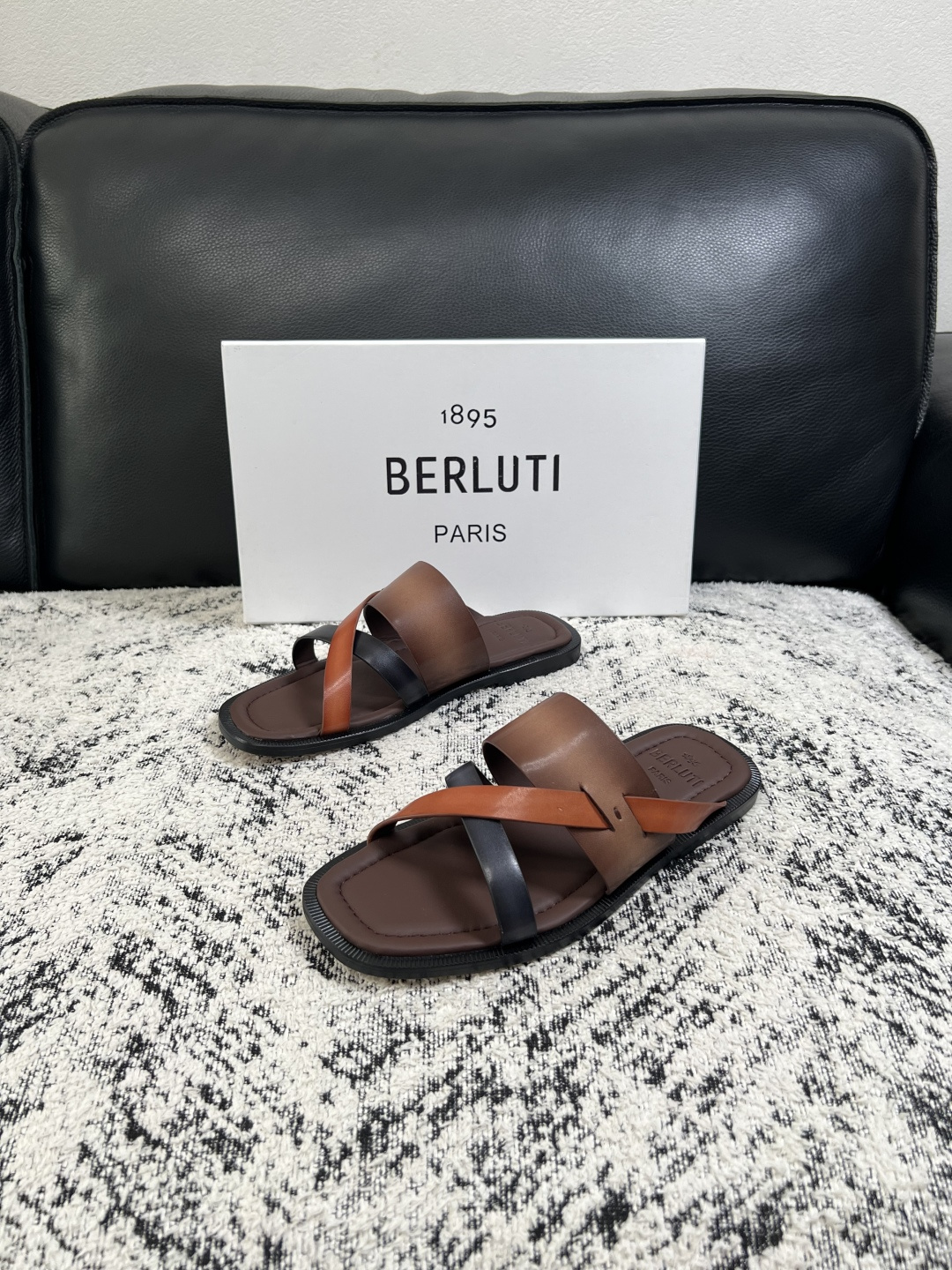 Berluti  高品质  顶级工艺品  布鲁提  拖鞋专柜同步发售原厂配置，意大利进口牛皮面料，全进口水染牛皮里垫，鞋