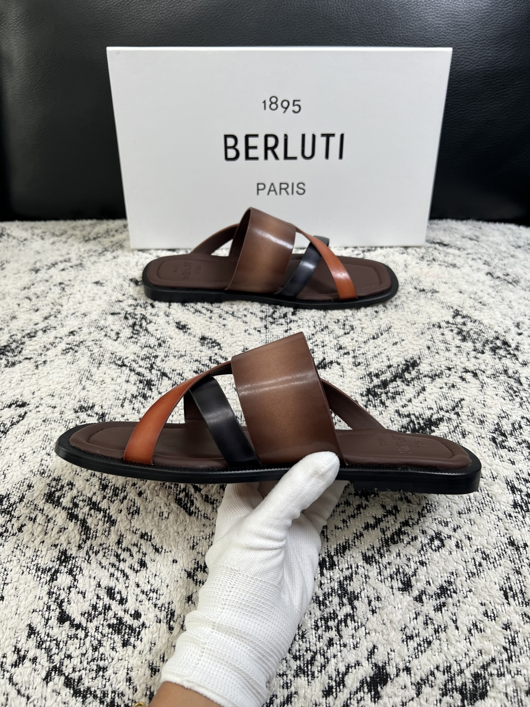 Berluti  高品质  顶级工艺品  布鲁提  拖鞋专柜同步发售原厂配置，意大利进口牛皮面料，全进口水染牛皮里垫，鞋