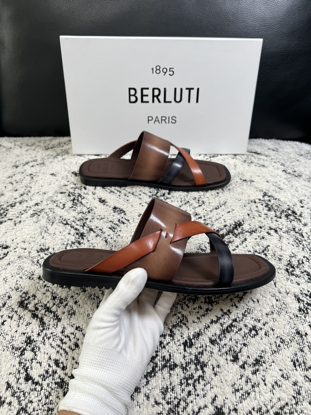 Berluti  高品质  顶级工艺品  布鲁提  拖鞋专柜同步发售原厂配置，意大利进口牛皮面料，全进口水染牛皮里垫，鞋