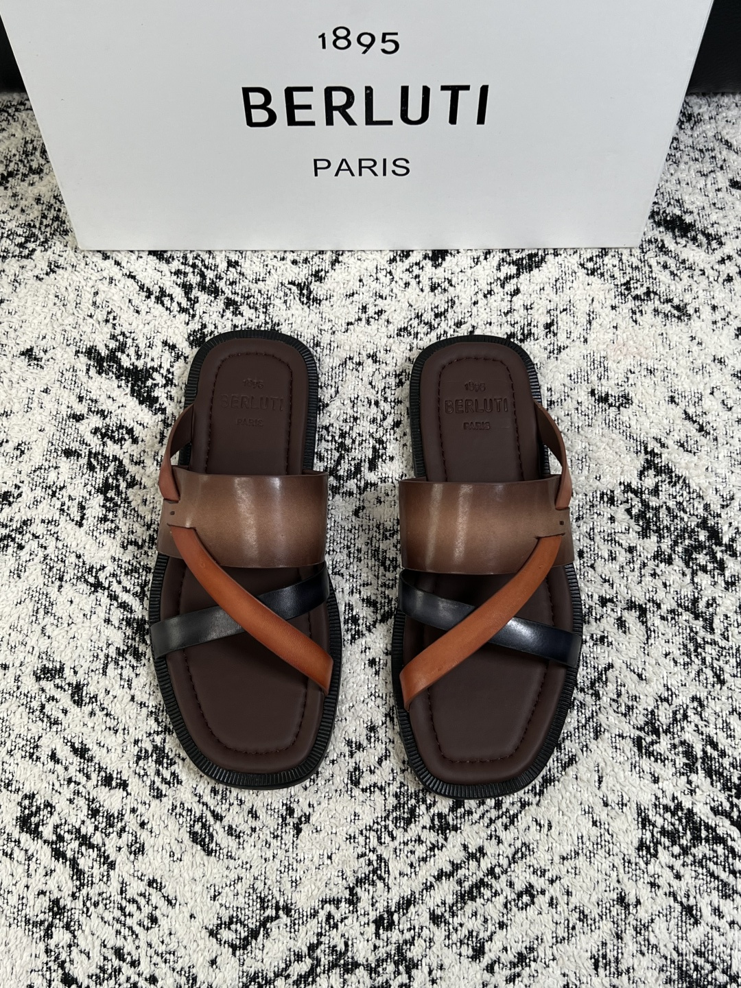 Berluti  高品质  顶级工艺品  布鲁提  拖鞋专柜同步发售原厂配置，意大利进口牛皮面料，全进口水染牛皮里垫，鞋